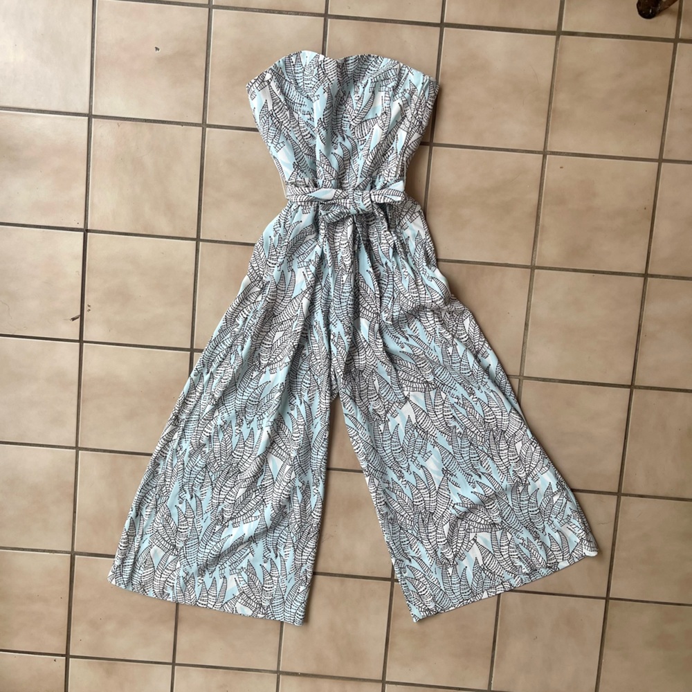 NWT Wide legged jumpsuit with sweetheart neckline